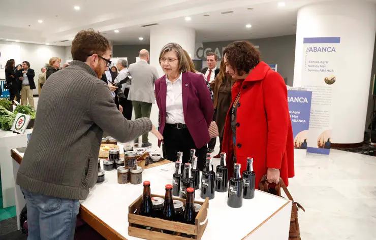 La conselleira Rosa Quintana visitando los stands instalados en Galicia Market Place, en el C&iacute;rculo de Empresarios de Galicia, en Vigo.