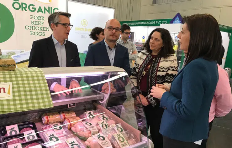 La conselleira do Mar y la directora xeral visitando el stand de una de las empresas gallegas presentes en Biofach.