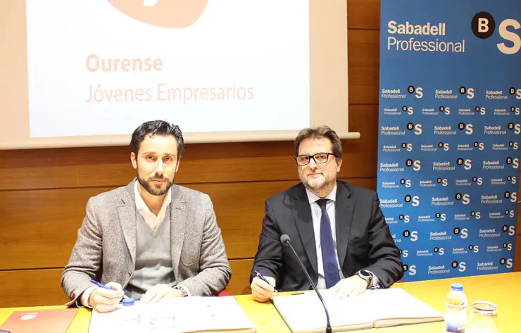 Lois Babarro y Adolfo Garc&iacute;a-Cia&ntilde;o firmaron el acuerdo entre AJE Ourense y SabadellGallego.