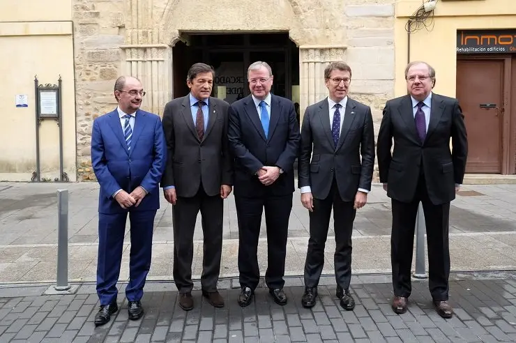 Los presidentes de Arag&oacute;n, Asturias, Galicia y Castilla y Le&oacute;n, con el alcalde de Le&oacute;n (c).