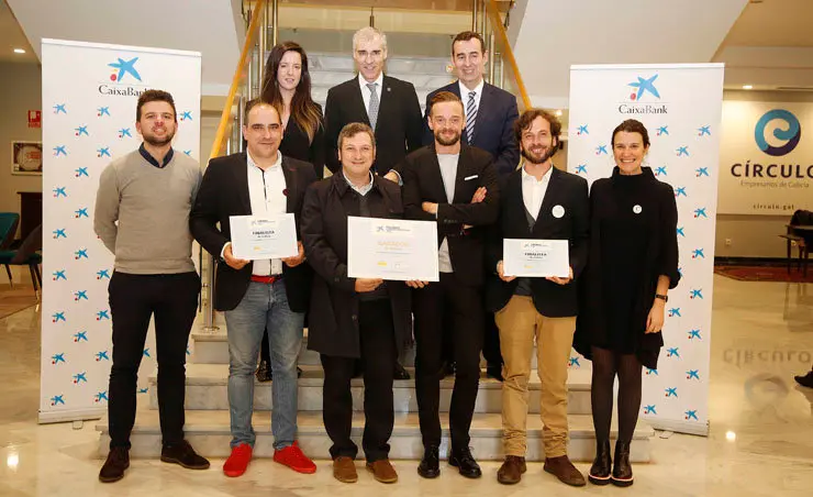 Ganador y finalistas de los Premios EmprendedorXXI, junto al conselleiro de Econom&iacute;a y el director territorial de Caixabank en Galicia.