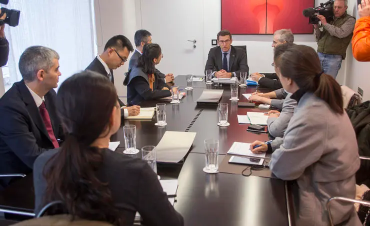 Reuni&oacute;n del presidente de la Xunta y el conselleiro de Econom&iacute;a con el consejero econ&oacute;mico y comercial de la Embajada china y representantes de varias empresas del gigante asi&aacute;tico./X.CRESPO.