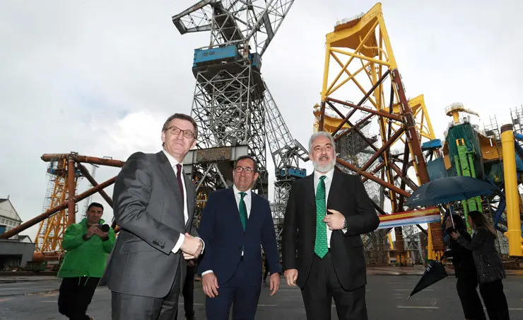 Los presidentes de la Xunta, Iberdrola y Navantia, delante de los jackets en el astillero de Fene./C.PAZ.