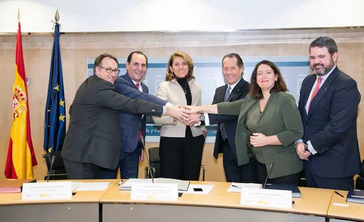 En la firma del acuerdo han participado el presidente de ABANCA, Juan Carlos Escotet; el presidente de la Confederaci&oacute;n de
2
CONVENIO DE COLABORACI&Oacute;N ABANCA-CERSA-SGR CESGAR. 8 de marzo de 2018
Sociedades de Garant&iacute;a, Jos&eacute; Rolando &Aacute;lvarez Valbuena, y la consejera delegada de la Compa&ntilde;&iacute;a Espa&ntilde;ola de Reafianzamiento (CERSA), Ana Vizca&iacute;no y la secretaria general de Industria y de la Peque&ntilde;a y Mediana Empresa, Bego&ntilde;a Cristeto,