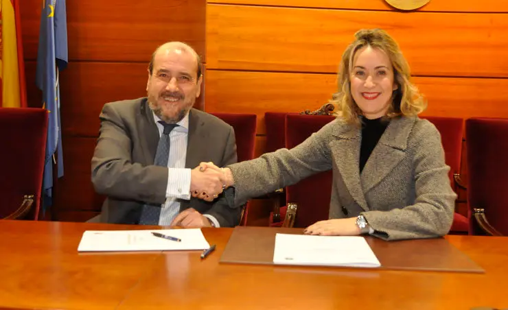 El decano del Colegio de Abogados de A Coru&ntilde;a, Augusto Jos&eacute; Perez-Cepeda Vila y la directora de Arquia Banca en A Coru&ntilde;a, Susana G&oacute;mez Santos.