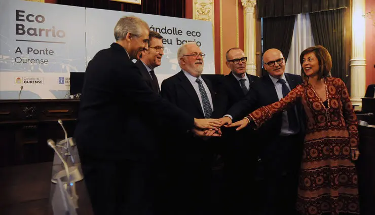 El conselleiro de Econom&iacute;a, el presidente de la Xunta, el comisario europeo de Acci&oacute;n por el Clima y la Energ&iacute;a, el alcalde de Ourense, el presidente de la Diputaci&oacute;n Provincial y la delegada de la Xunta en Ourense, en la presentaci&oacute;n del Ecobarrio./RAMS&Eacute;S.
