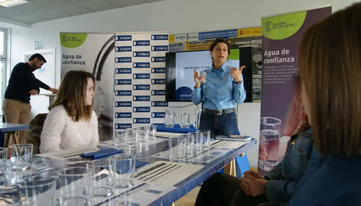 La experta Rosa Mart&iacute;nez gui&oacute; la cata de aguas organizada por Viaqua en Ourense./P.L.