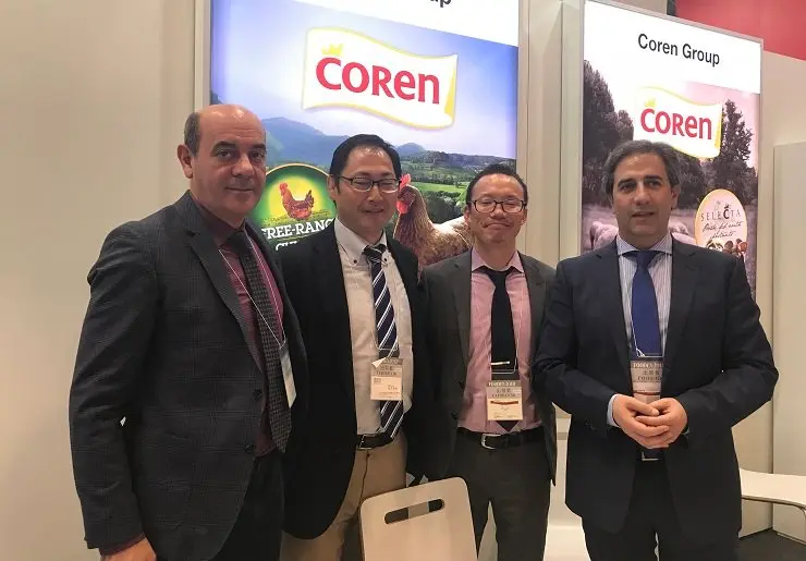 Representantes de Coren en su stand en Foodex Jap&oacute;n.