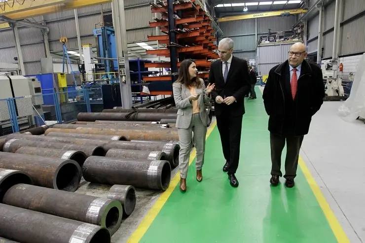 El conselleiro Francisco Conde (centro) en la f&aacute;brica de As Pontes de Acebr&oacute;n Group.