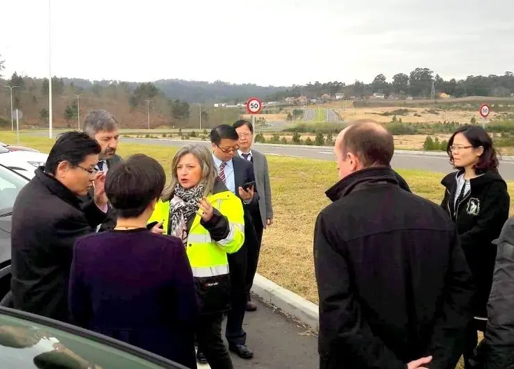 Teresa Pedrosa ense&ntilde;a la Plisan a  directivos de Bright Food, en una visita a finales de marzo.