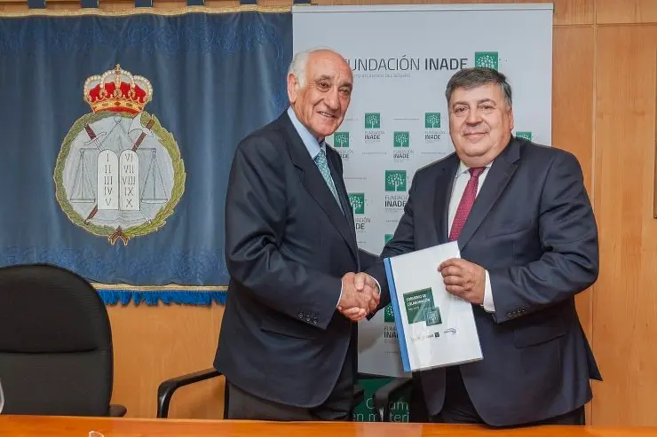 Gregorio Contreras Zurro, director de Comunicaci&oacute;n de INTERNATIONAL SOS, y Antonio Cobi&aacute;n Varela, presidente del Patronato de Fundaci&oacute;n Inade