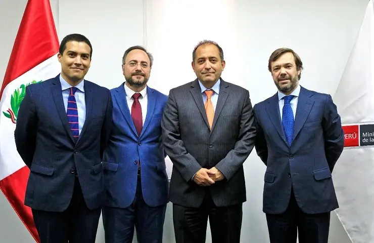Reuni&oacute;n del director del &aacute;rea de Internacionalizaci&oacute;n del Igape, Augusto &Aacute;lvarez-Borr&aacute;s (der.) con miembros de Aclunaga con el ministro peruano de Producci&oacute;n, Daniel C&oacute;rdova (2&ordm; por la der.).