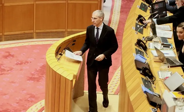 El conselleiro Francisco Conde en el Parlamento gallego.