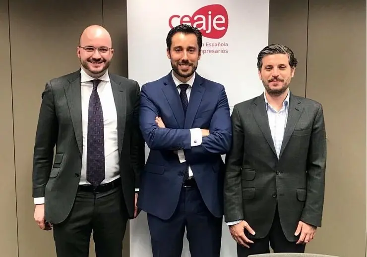 Lois Babarro (centro) con miembros del comit&eacute; ejecutivo de Ceaje.