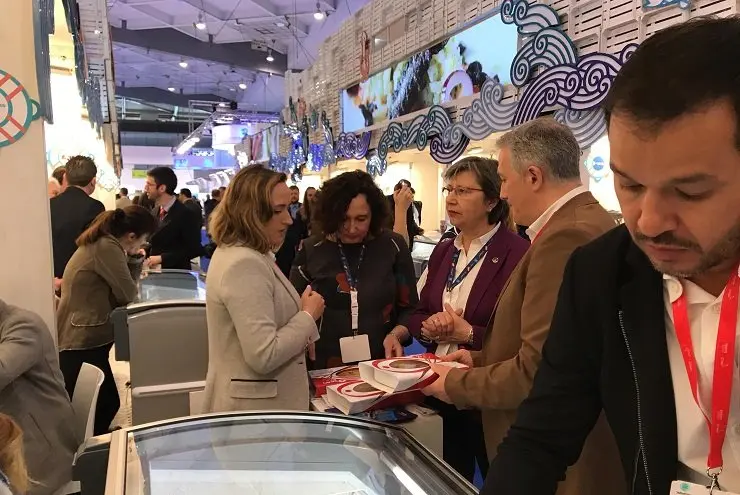 Rosa Quintana (centro) visit&oacute; a los expositores gallegos presentes en Seafood Bruselas.