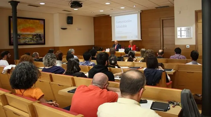 Asistentes a la jornada sobre "Comunicaci&oacute;n saludable" en la sede de la CEO.