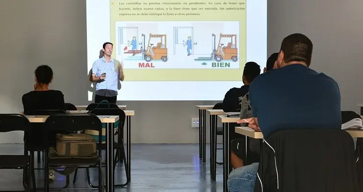 	Conc&eacute;dese &aacute;s empresas un bono formaci&oacute;n de 2000 euros para que poidan cualificar &aacute; carta aos traballadores e outro de 5000 euros para incentivar a contrataci&oacute;n.
