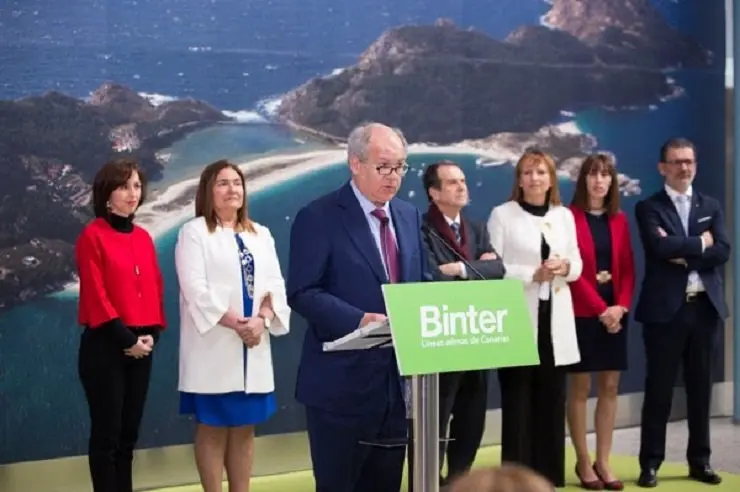 El presidente de Binter y el resto de autoridades en el acto de inauguraci&oacute;n de la l&iacute;nea Vigo-Gran Canarias en el aeropuerto de Peinador.