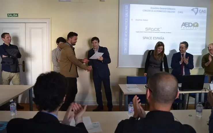 Entrega de los diplomas del Curso de Estructuras y Materiales Aeron&aacute;uticos impartido por el CAG.