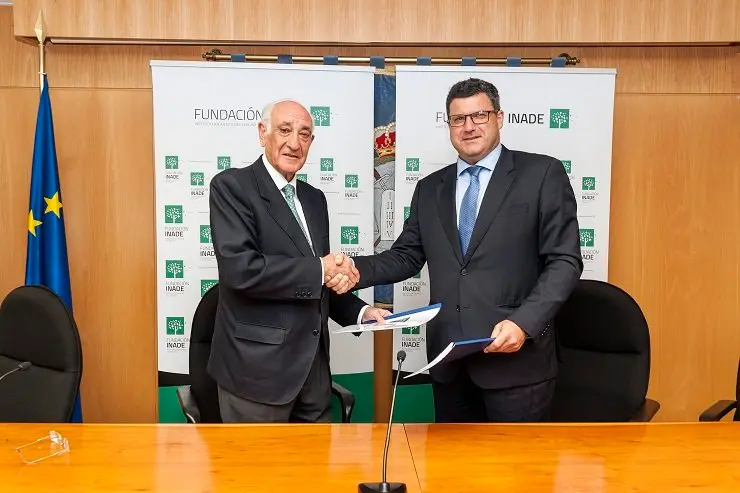 Ant&oacute;n Cobi&aacute;n y Javier Fern&aacute;ndez durante la firma.
