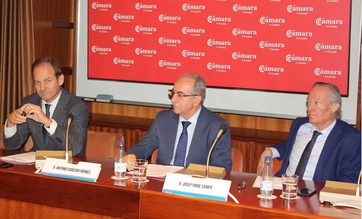 El director del Igape, Juan Cividanes; el presidente de la C&aacute;mara de A Coru&ntilde;a, Antonio Couceiro; y el exministro Josep Piqu&eacute;.