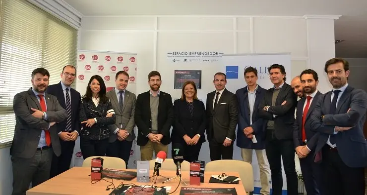La presidenta de la Autoridad Portuaria de Vilagarc&iacute;a (centro), junto al presidente de AJE Pontevedra, el representante de FECA y el resto de representantes de entidades colaboradoras del II Premio R&iacute;a de Arousa.