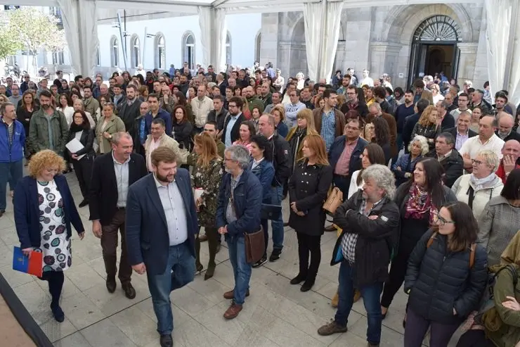 O presidente da Deputaci&oacute;n de Lugo, Dar&iacute;o Campos, xunto aos deputados Sonsoles L&oacute;pez Izquierdo e &Aacute;lvaro Santos, cos participantes no "Ben Empregado 4".