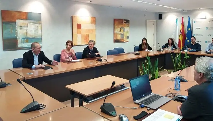 El director del Igape (izq.) con representantes de Ceaga y las empresas del sector de la automoci&oacute;n.