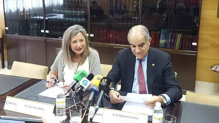 Teresa Pedrosa y Jos&eacute; Garc&iacute;a Costas firmaron el acuerdo entre Zona Franca y C&aacute;mara de Comercio.