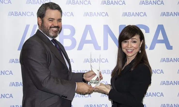 El director general de Negocio Espa&ntilde;a de ABANCA, Luis Beraza, recoge el premio EMOtional Friendly Bank de manos de Elena Alfaro, CEO y partner de EMO Insights.