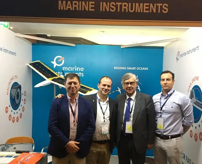 El secretario general de ANFACO (2&ordm; por la derecha), en el stand de la empresa viguesa Marine Instruments en la feria./ANFACO.