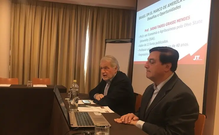 El coordinador de Grupo Colmeiro, Luis Caram&eacute;s, junto al economista Judas Tadeu Grassi Mendes.