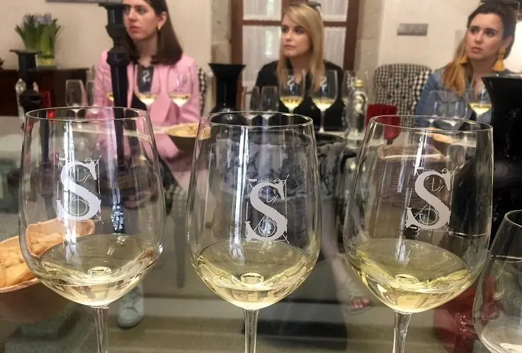 Los prescriptores irlandeses visitaron bodegas de R&iacute;as Baixas y participaron en catas.
