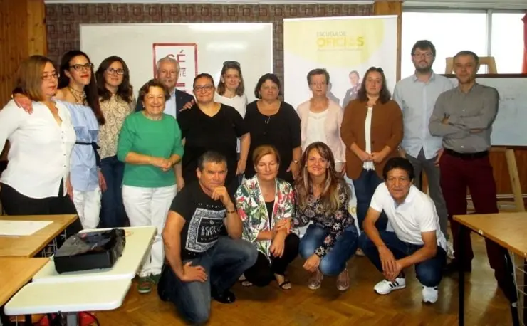 Participantes en el curso de la Escuela de Oficios de Ferrovial Servicios junto a responsables de la compa&ntilde;ia y de C&aacute;ritas de A Coru&ntilde;a.