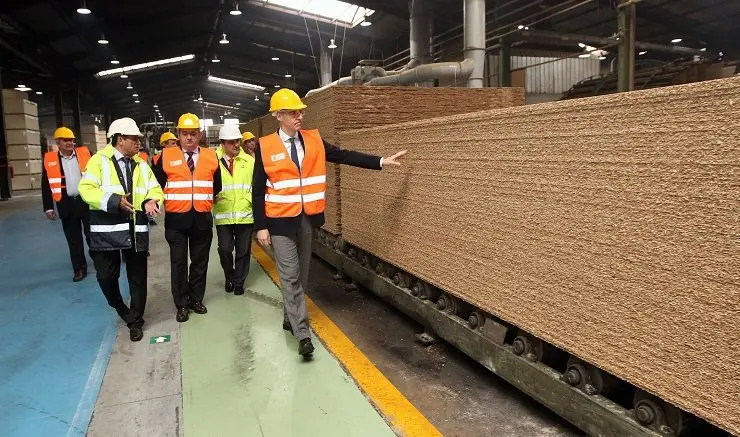 Visita de las autoridades a las instalaciones de Tableros Hispanos en Nadela (Lugo).