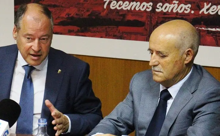 El&iacute;as Mera (der.) con el anterior rector de la Universidad de Vigo, Salustiano Mato.