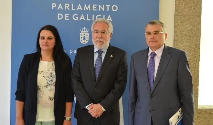 Esther Blanco, Miguel &Aacute;ngel Santalices y Jos&eacute; Antonio V&aacute;zquez, en la firma del acuerdo entre Cegasal y el Parlamento de Galicia.