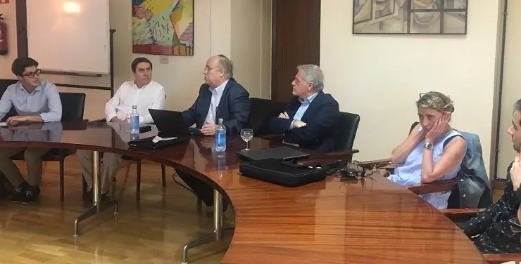 El economista Jos&eacute; da Silva Costa, (3&ordm; por la izq.) en la conferencia que imparti&oacute; en la USC.
