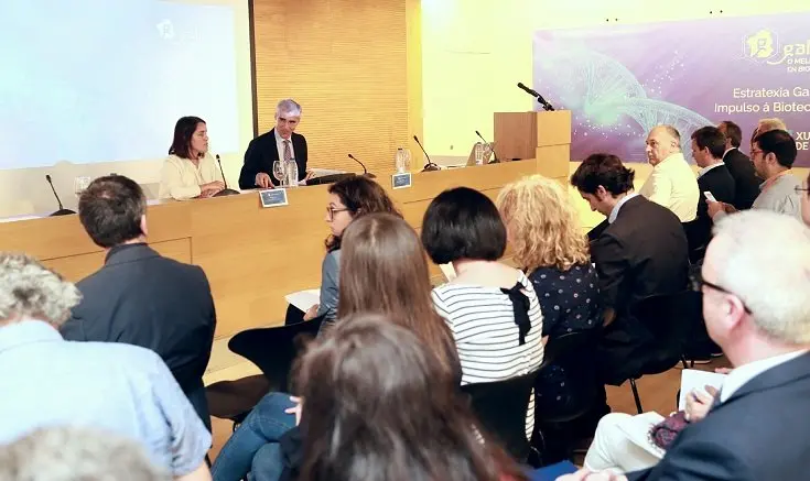 La directora de la Gain, Patricia Argerey, y el conselleiro de Econom&iacute;a, Francisco Conde, en la presentaci&oacute;n del balance de la Estrategia de impulso a la biotecnolog&iacute;a.