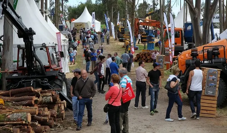 Exposici&oacute;n de maquinaria en Galiforest 2016.