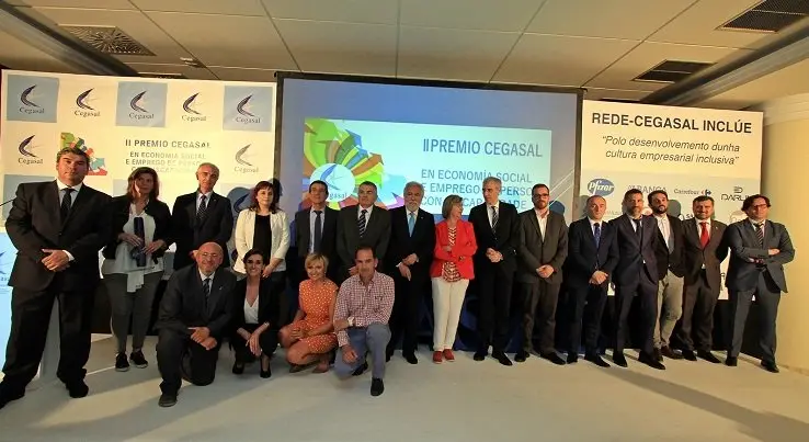 Foto de familia de los premiados en la gala de Cegasal./L.POLO.