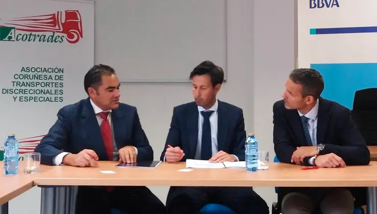 Ram&oacute;n Devesa, presidente de ACOTRADES; Daniel Miguel, director de zona de BBVA en Galicia Norte; y Roberto Matarraz, responsable Segmento Pymes Noroeste de BBVA.