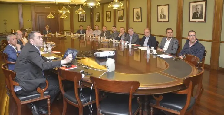&Aacute; esquerda, Salvador Jorge, responsable de Mobilidade Zona Centro-Norte de Naturgy no almorzo informativo na C&aacute;mara de Santiago.