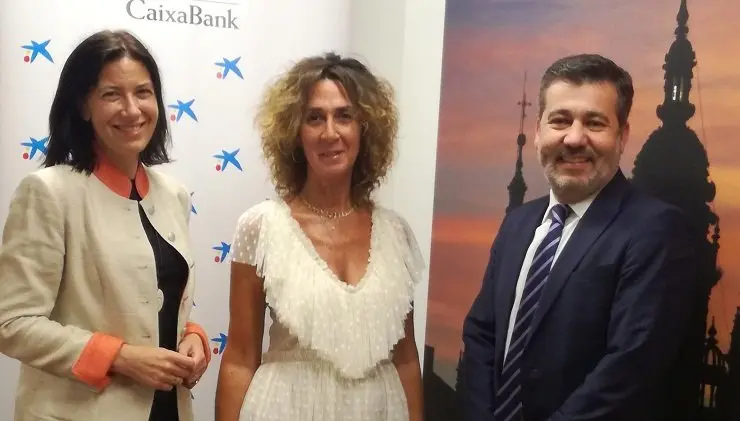 Mamen Quintas Cruceyra, gerente de Ficci&oacute;n Producciones; a su izquierda, Catalina Gumma, directora de Banca de Empresas de CaixaBank en Galicia; a su derecha, Ram&oacute;n Casti&ntilde;eiras, director de centro.