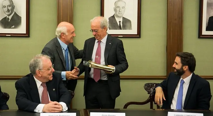 Antonio Fontenla entregando una placa en homenaje al anterior presidente de la C&aacute;mara de Santiago, Jes&uacute;s Asorey.