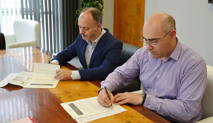 El delegado de Zona Franca, David Regades, ha firmado hoy con el consejero delegado de la empresa BMC Reformas, Obras y Rehabilitaci&oacute;n, C&aacute;ndido Cancelo.