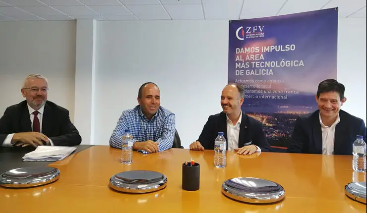 David Regades (2&ordm; por la derecha) junto a los directivos de Marine Instruments.