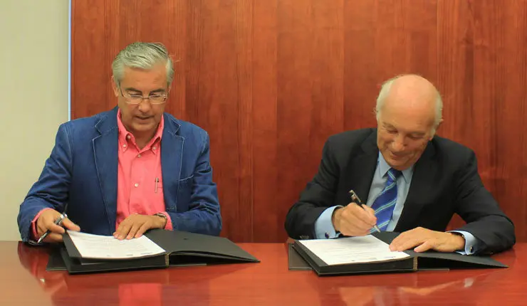 Jaime Rodr&iacute;guez-Arana Mu&ntilde;oz y  Antonio Fontenla Ramil firmaron el acuerdo de colaboraci&oacute;n.