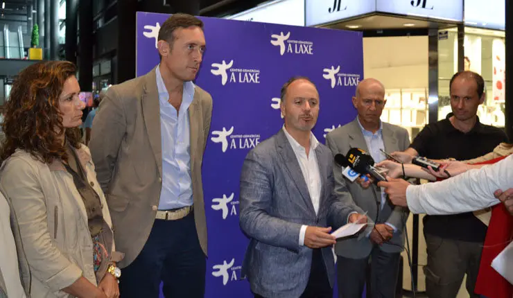 El delegado de Zona Franca, David Regades, atendi&oacute; a los medios en el Centro Comercial A Laxe.
