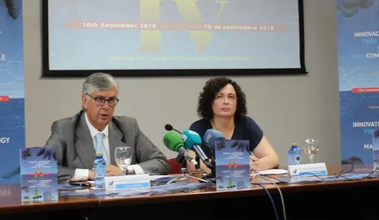 Eel secretario de ANFACO, Juan Vieites, y la directora xeral de Pesca, Acuicultura e Innovaci&oacute;n Tecnol&oacute;xica, Mercedes Rodr&iacute;guez, presentaorn el foro.
